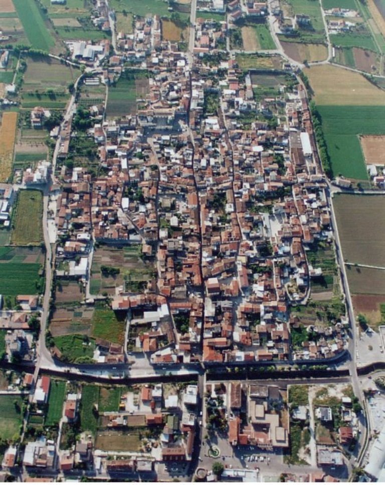 Veduta aerea storica del centro di Alife, fotografato nel 1996