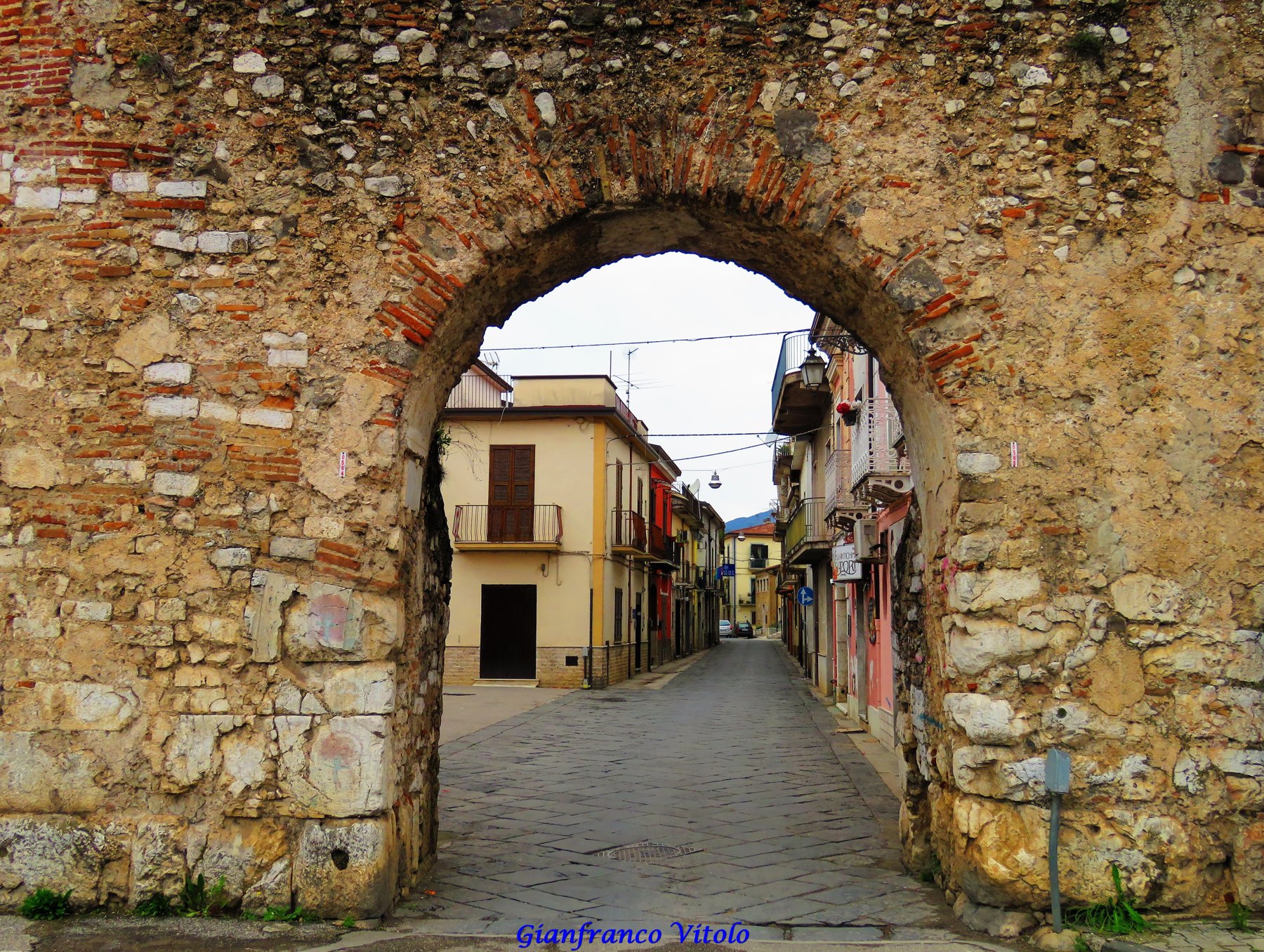 Una porta delle mura di Alife affacciata sulle vie del centro storico